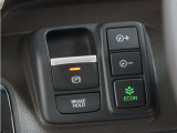 電子制御パーキングブレーキ搭載で指一本で簡単に操作することができます。さらに停車中に、ブレーキペダルを踏み続けなくても、自動的にブレーキを保持する機能である、オートマチックブレーキホールド付きです。