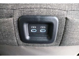 後部席へ乗車して携帯電話などを充電する時に前から配線を伸ばすとごちゃごちゃして邪魔になりがちですよね。そんな煩わしさを解消する後席側USBポート☆