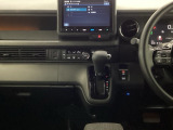 シフトはインパネシフト、パーキングブレーキは電子制御となっています。