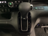CVT車のセレクトレバーです。低速から高速まで、変速ショックのないスムーズな走りを実現するとともに、エンジン効率のよい領域を維持することで燃費にも貢献します。