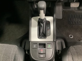 CVT車のセレクトレバーです。低速から高速まで、変速ショックのないスムーズな走りと、エンジン効率のよい領域を維持して燃費にも貢献します。サイドブレーキはスイッチ操作の電子制御パーキングブレーキです。