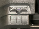 ハンドルの左下にETCとHondaセンシング用の、VSA(ABS+TCS+横滑り抑制)解除スイッチなどがついています。高速道路の料金所の通過も楽々です。 カードの取り出しもしやすい場所についています。