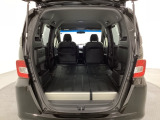 2列目シートの背もたれを前に倒してトランクのボードと繋がると、車中泊ができる広いスペースが出現します。トランクは床下にも大きなスペースがあるので不要な荷物はそこに収納できます。