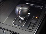 【シフトレバー】シフトもとても操作しやすいデザインになっております。運転する人の事を第一に考えた操作性の高い仕様です。