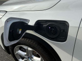 【LEDヘッドライト】先進のLEDテクノロジーを採用。放射される白色光の周波特性は太陽光に近く、バイキセノン・ヘッドライトを上回るコントラストで更に明るく輝きます!