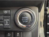 エンジンスタートボタンです。キーが車内にあれば、エンジンの始動・停止はブレーキを踏んでスイッチを押すだけ!キーを取り出す手間を省き、ワンプッシュでエンジンを操作するので簡単でスムーズです。