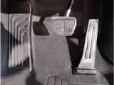 【ペダル】BMWはオルガン式アクセルペダルを採用しています。踏み込む足とペダルが同じ軌跡を描くため、かかとがずれにくく、アクセルコントロールがよりしやすくなるメリットがあります。