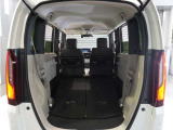 【トランクスルー機構】後席を前に倒してトランクルームとつなげ、長尺物の収納を可能にするトランクスルー機構も備えています。