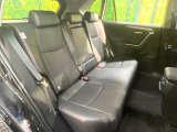 後部座席も気になるようなキズ・汚れやへたり等、大きなダメージはなく、良好な状態です。