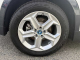 【BMWアロイホイル】軽量かつ強度に拘ったアロイホイル。走行性能ポテンシャルを引き出す設計。車の足元を引き締めてくれる大きなポイントはアロイホイルです。