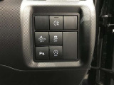 運転をサポートする安全機能は手元のスイッチで簡単に操作できますので、ぜひ実際に触れて操作感をご体感ください。