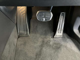 【ペダル】BMWはオルガン式アクセルペダルを採用しています。踏み込む足とペダルが同じ軌跡を描くため、かかとがずれにくく、アクセルコントロールがよりしやすくなるメリットがあります。