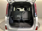 荷室も日常のお買い物には困らない広さが確保されております 後席を分割で倒すこともできますよ