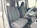 運転席まわりには十分なスペースがあり、大柄な方でもゆったり運転していただける環境です。