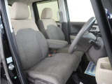 運転席のスペースはゆったりしていて、視界も広く確保されているので普段の運転からロングドライブまで快適です。