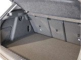 【ルームミラー一体型ETC車載器】ルームミラーの裏側に目立たない様に配置されたETCカード挿入口。スタイリッシュ且つ機能的なものとなっております。