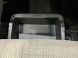 助手席の下にはトレーが付いていますので外部からも見られたくないものも収納出来ます。