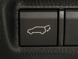 【パワーバックドア】スマートキーや運転席のボタンを押すだけでリアゲートが自動で開閉します!荷物を持っている時や、高い位置にあるバックドアを閉める際に便利な機能です♪