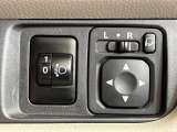 【電動格納ミラー】サイドミラーは電動格納式となっており、狭い駐車場でもキズがつくリスクを抑えられます。