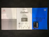 スマートキーは鍵をバッグに入れたままでもドアロックの開閉やエンジンのON・OFFができます。夜間や雨の日も鍵を探さなくて良いので便利です。