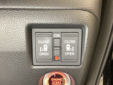 リアドアは乗り降りに便利な両側電動スライドドアです。また運転席に座っていながらスイッチ操作で自在にスライドドアを開け閉めできます。