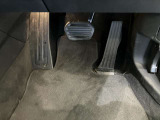 【ペダル】BMWはオルガン式アクセルペダルを採用しています。踏み込む足とペダルが同じ軌跡を描くため、かかとがずれにくく、アクセルコントロールがよりしやすくなるメリットがあります。