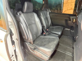 後部座席も気になるようなキズ・汚れやへたり等、大きなダメージはなく、良好な状態です。