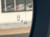 【ブラインドスポットモニター】走行中、ドアミラーの死角になりやすい箇所に後続車が接近するとサイドミラー付近に警告を表示、ドライバーに注意喚起をしてくれます。
