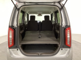 リアシートの背もたれを倒してさらに広々としたトランクスペースになります。段差も少なく荷物の出し入れもしやすくなっています。