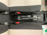 見た目が大事!な外装はぴかっとキレイに磨いており、経年のくすみもよみがえっております。ヘッドライトやドア周辺を磨く際にはマスキングテープを使用して保護しながら丁寧に作業をしております。