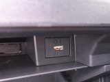 スマートフォンの充電等に使える電気製品の電源がとれる、アクセサリーソケットを装備しています。
