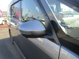 サイドターンランプ付き電動格納ドアミラーです。サイドバイザーついています。