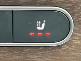 ●フロントシートヒーティング:運転席・助手席共に三段階で調節が可能なシートヒーターを装備しております。季節を問わず快適にご使用いただけます。