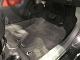 内装工程では、中古車を気持ちよくお乗りいただけるよう清掃しております。シートの洗浄はもちろん、ニオイの元となるフロアカーペットまで洗浄・消臭を実施。