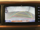 後方の死角を軽減し、狭い場所での切替しや駐車もしやすくなるバックモニターを装備しています。
