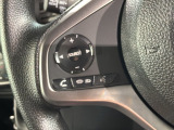 ステアリングにオーディオ操作スイッチが付いています。オーディオ画面に直接タッチしなくても操作が出来ますので、運転に集中できます。