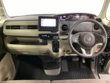 車内は光触媒抗菌消臭施工済です。インパネ周りはスタイリッシュなデザインです。グローブボックスやカップホルダーのほかにトレーなどたくさんの収納スペースが付いています。
