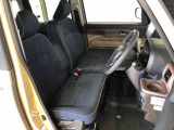運転席の座面高さを調整できるシートリフターが付いています。フロントシートはベンチシートを採用で、座面も広く使い勝手もいいですよ♪