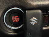 【キーレススタートシステム】カバンやポケットに入れたままでもドアの施錠・解錠が可能なスマートキーを装備。エンジンのオン・オフ時もカギを取り出す必要が無いから便利です