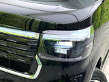 【LEDヘッドライト】悪天候や夜間走行時も良好な視界を確保し安心して運転できる高輝度LEDヘッドライトを装備!点灯速度が早く、消費電力も抑えられています。