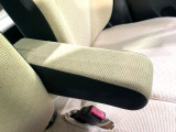 【アームレスト】運転中の身体の負担を軽減してくれるアームレストを装備♪