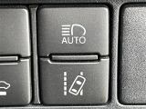 【レーンディパーチャーアラート(LDA)】クルマが車線または走路から逸脱する可能性がある場合に、ブザーまたはハンドルの振動により注意をうながします。機能には限界があるためご注意ください。