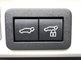 【パワーバックドア】スマートキーや運転席のボタンを押すだけでリアゲートが自動で開閉します!荷物を持っている時や、高い位置にあるバックドアを閉める際に便利な機能です♪