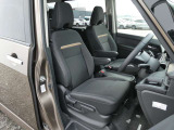 乗り込みやすく、視界の高い運転席です。前席&セカンドシートにはシートヒーターが付いています。