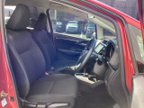 フロントは運転席と助手席が別々の広々としたセパレートシートです、運転席は、高さを調整できるハイトアジャスター付きです。