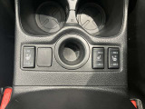 運転席、助手席と後部座席用のシートヒータースイッチが手の届きやすい場所にあって便利♪