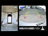 空の上から見下ろすように車の全周囲が表示されるアラウンドビューモニター☆駐車が得意になるとお出掛けも楽しくなります♪