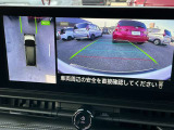 アラウンドビューモニター搭載。上から見下ろしたように液晶に映るのでスムーズな駐車をサポートします。