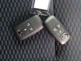 電子キーをポケットやカバンに入れているだけで、ドアの開錠・施錠が行えます。荷物を抱えていてもラクラク開閉です。エンジン始動も行えます。