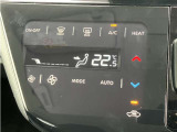 設定した温度に自動で調整でしてくれるオートエアコンです!内装の質感もさらにワンランクアップする人気の装備の1つです♪